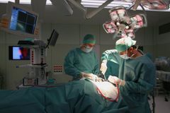 Lékaři transplantovali ženě hrtan. Začala znovu mluvit