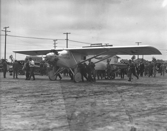 Zkušební let Charlese Lindbergha s letadlem Spirit of St. Louis. Duben 1927.