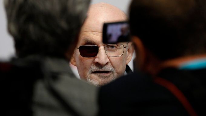 Salman Rushdie v důsledku útoku oslepl na jedno oko.