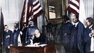 První prezident Československa Tomáš Garrigue Masaryk ve Filadelfii v USA při podpisu Deklarace o svobodě a spolupráci středoevropských národů. 26. října 1918. Kolorováno