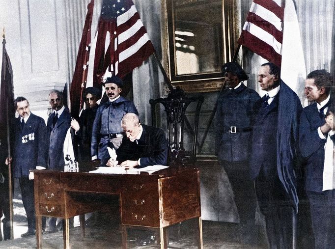 První prezident Československa Tomáš Garrigue Masaryk ve Filadelfii v USA při podpisu Deklarace o svobodě a spolupráci středoevropských národů. 26. října 1918. Kolorováno