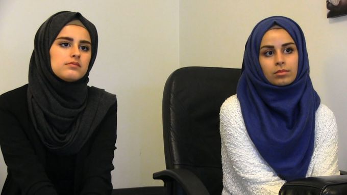Sestry Maram a Gharam jsou ze syrského Damašku, teď žijí ve švédském Malmö. "Cítíme se tu jako doma," říkají. "Nedívají se na nás jako na uprchlíky."