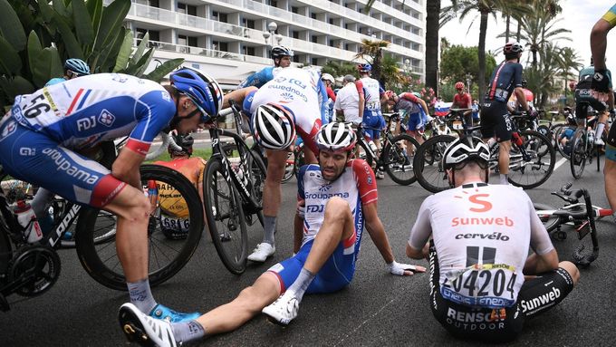 Hromadný pád v první etapě Tour de France 2020, ilustrační foto.