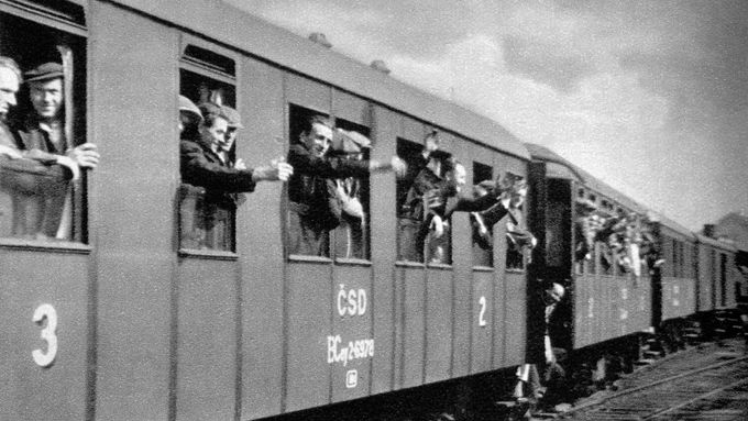 Záběry z mobilizace v září 1938.