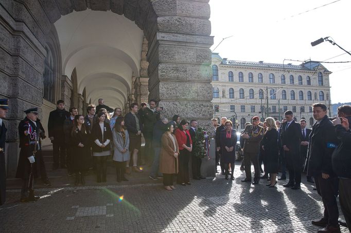 Zuzana Čaputová před Filozofickou fakultou v Praze