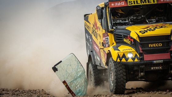 Vítězné drama na Dakaru. Macíkovi vykopli za jízdy přední sklo, pak chroupal písek