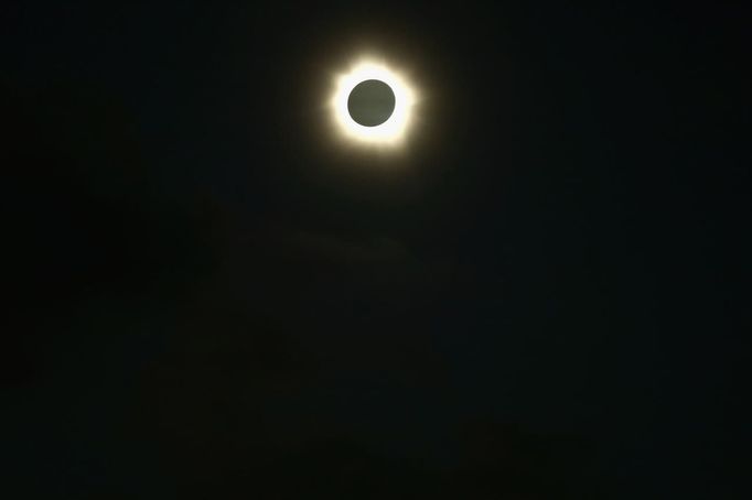 The moon passes in front of the sun during a full solar eclipse at Palm Grove near the northern Australian city of Cairns November 14, 2012. A rare full solar eclipse plunged north Queensland into darkness for two minutes early on Wednesday, delighting the thousands of people who had gathered on the Australian state's beaches. In Cairns, the main city in north Queensland and a gateway to the Great Barrier Reef, cloudy skies and occasional rain partly obscured the view, but elsewhere viewing conditions were more favourable. REUTERS/Tourism Queensland/Handout (AUSTRALIA - Tags: SOCIETY ENVIRONMENT) FOR EDITORIAL USE ONLY. NOT FOR SALE FOR MARKETING OR ADVERTISING CAMPAIGNS. THIS IMAGE HAS BEEN SUPPLIED BY A THIRD PARTY. IT IS DISTRIBUTED, EXACTLY AS RECEIVED BY REUTERS, AS A SERVICE TO CLIENTS Published: Lis. 14, 2012, 1:47 dop.