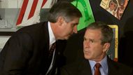 V USA tehdy vládl republikánský prezident George Bush. Na fotografii je s někdejším generálním tajemníkem Bílého domu Andrewem Cardem, který ho informuje o tom, co se právě stalo.