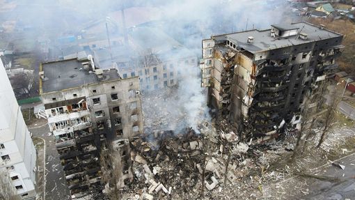 Letecký pohled na obytnou budovu zničenou ruským ostřelováním v osadě Boroďjanka v oblasti Kyjeva na Ukrajině. 3. 3. 2022