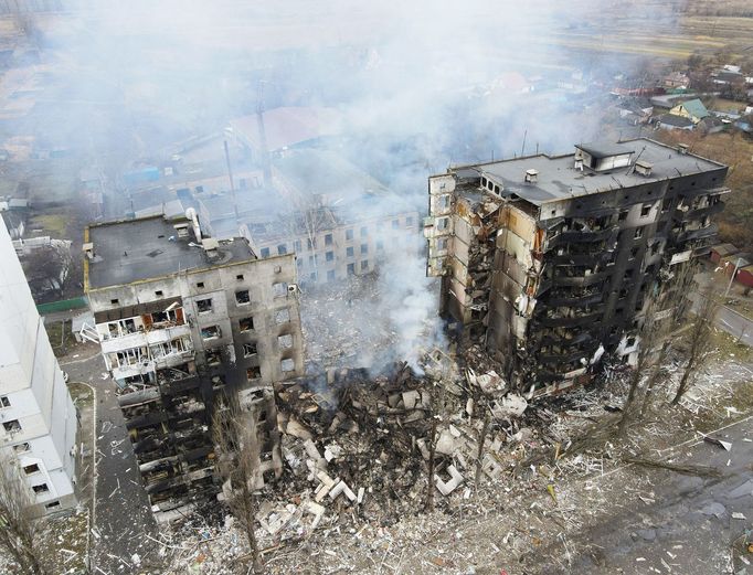 Letecký pohled na obytnou budovu zničenou ruským ostřelováním v osadě Boroďjanka v oblasti Kyjeva na Ukrajině. 3. 3. 2022