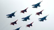 Stíhačky Su-27 skupiny Ruští rytíři a MiG-29 skupiny Rorýsi přelétají nad Rudým náměstím během nácviku přehlídky ke Dni vítězství v Moskvě.