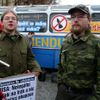 Z autobusu vystoupila desítka mírotvůrců, nekteří oděni v maskáčích.