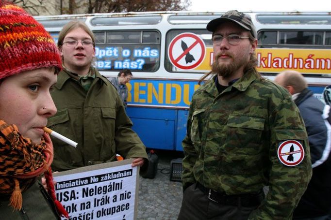 Z autobusu vystoupila desítka mírotvůrců, nekteří oděni v maskáčích.