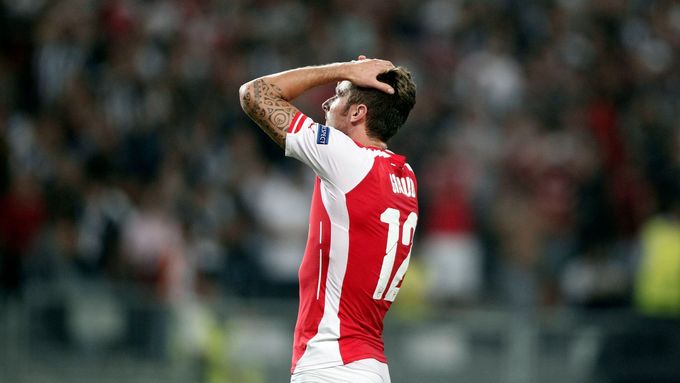 Olivier Giroud z Arsenalu se drží za hlavu po jedné ze zahozených šancí.