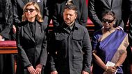 Někteří připomněli, že sám Trump v minulosti kritizoval ukrajinského prezidenta Zelenského za to, že při návštěvě Bílého domu neměl oblek, a teď sám nedodržel základní pravidla pohřební etikety.