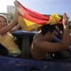 Fanoušci oslavují výhru Španělska na MS (Havana)