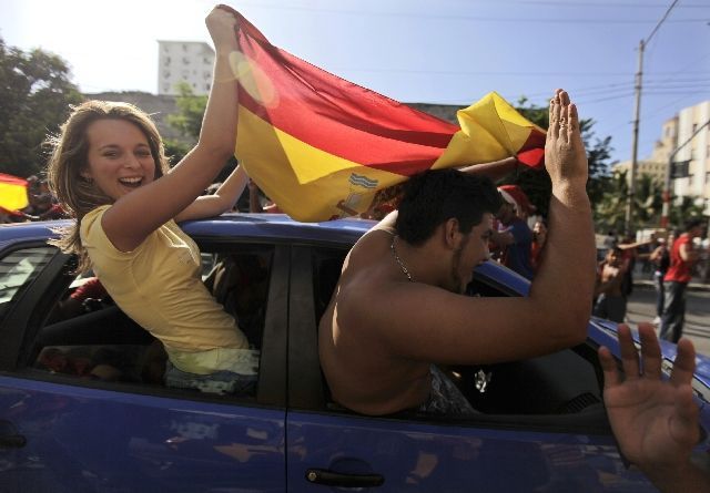 Fanoušci oslavují výhru Španělska na MS (Havana)