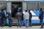 Migranti nastupují do autobusu na chorvatsko-slovinské hranici v Lendavě.