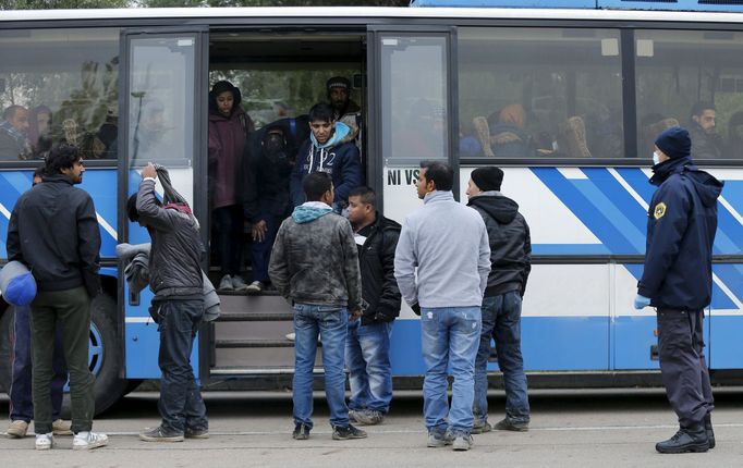 Migranti nastupují do autobusu na chorvatsko-slovinské hranici v Lendavě.