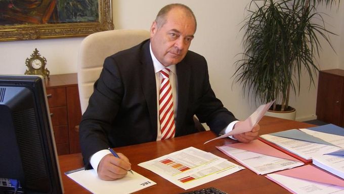 Ministr práce a sociálních věcí František Koníček úřaduje.