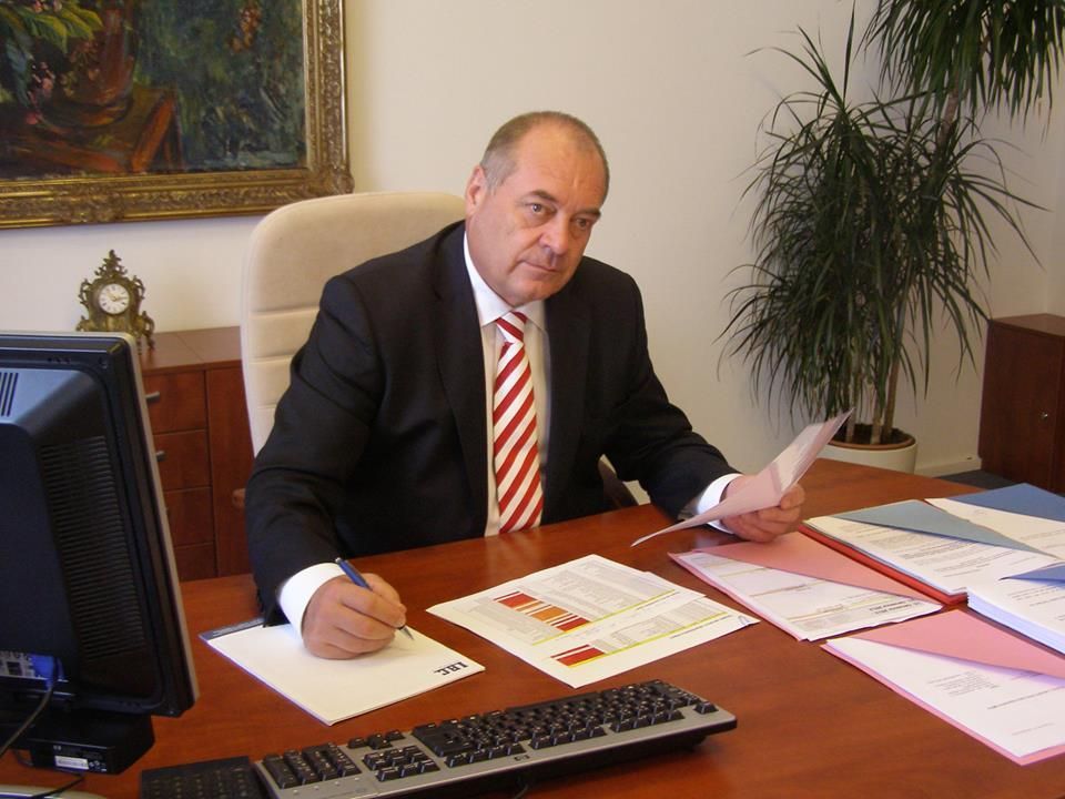 Ministr práce a sociálních věcí František Koníček úřaduje.