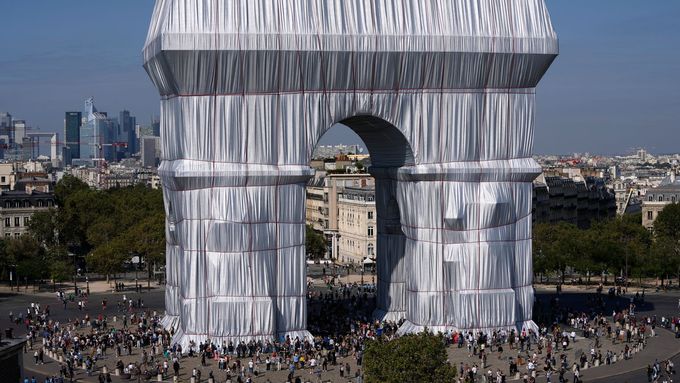 Pařížané znovu obdivují Vítězný oblouk. Nově ho zahalil recyklovatelný obal