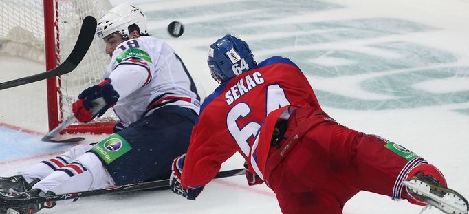 Finále KHL, Lev-Magnitogorsk: Jiří Sekáč (64) - Francis Pare