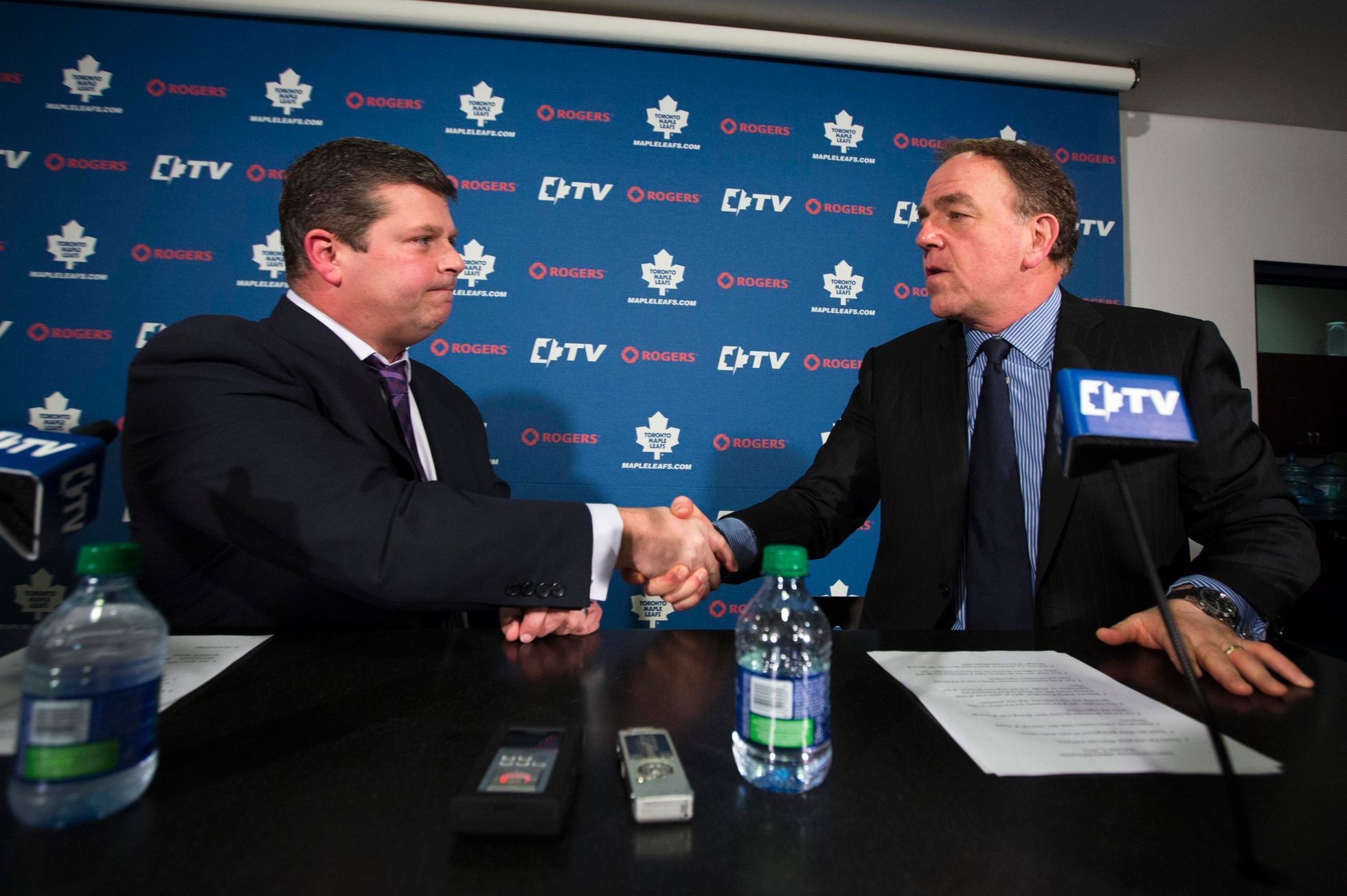 Před startem NHL: generální manažer Toronta Dave Nonis a klubový prezident Tom Anselmi