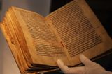 Budyšínský rukopis je víc jak 800 let starý. Pochází z přelomu 12. a 13. století a je považován za nejstarší originál první latinsky psané (Kosmovy) kroniky o české historii.
