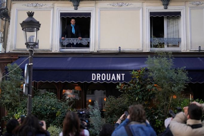 Jean-Baptiste Andrea v okně pařížské restaurace Drouant, kde byl vítěz Goncourtovy ceny oznámen.