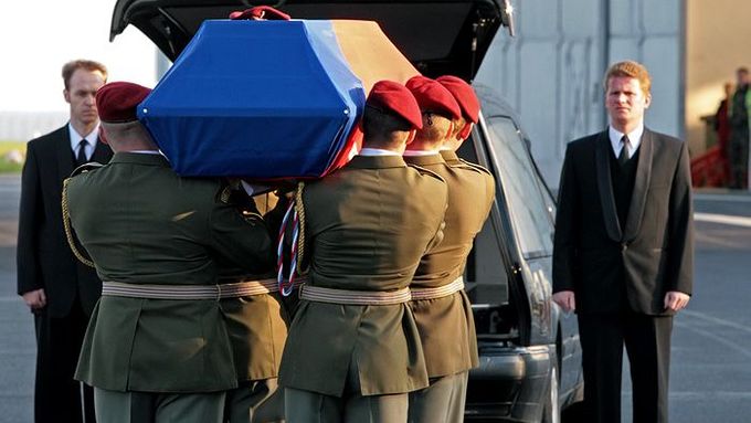 Rakev s ostatky českého vojáka na kbelském vojenském letišti.