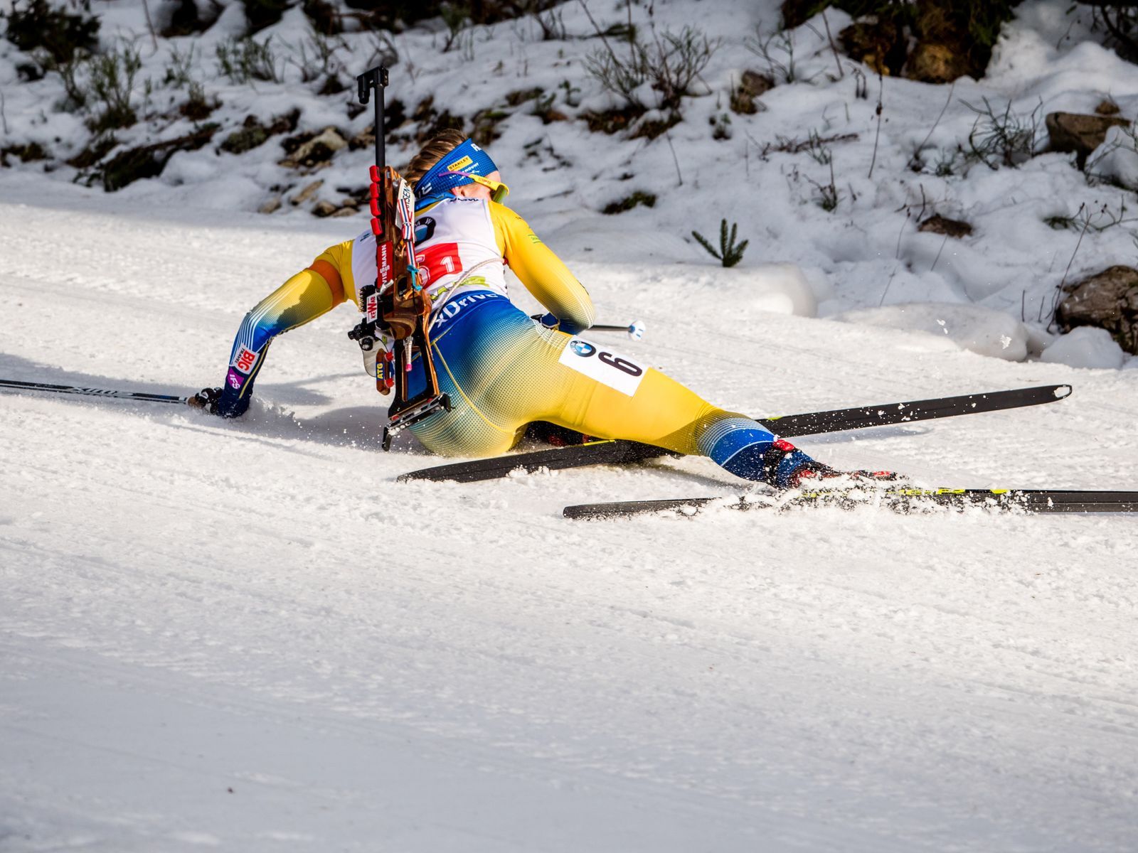 Švédka Emma Nilssonová padá ve smíšené štafetě na Světovém poháru biatlonistů v Pokljuce.
