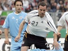 Německý fotbalista Christoph Metzelder (vlevo) v souboji se sanmarinským Alessandro Della Vallem v kvalifikaci o postup na ME 2008.