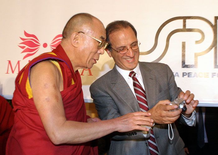 James Zogby s dalajlámou na konferenci Forum 2000