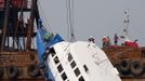 A sunken ferry is lifted out of the water after an accident off Hong Kong October 2, 2012. At least 36 people died and dozens were injured when the ferry carrying more than 120 people on a company outing collided with another ferry and sank near an island south of Hong Kong on Monday night in one of the city's worst maritime accidents. REUTERS/Tyrone Siu (CHINA - Tags: DISASTER TRANSPORT) Published: Říj. 2, 2012, 3:08 dop.