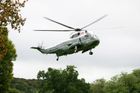 Vrtulník Marine One přistává, když americký prezident Donald Trump přijíždí do sídla britského premiéra Chequers v Aylesbury v Anglii.