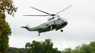 Vrtulník Marine One přistává, když americký prezident Donald Trump přijíždí do sídla britského premiéra Chequers v Aylesbury v Anglii.