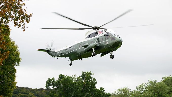 Vrtulník Marine One přistává, když americký prezident Donald Trump dorazil do sídla britského premiéra Chequers v Aylesbury; čtvrtek 18. září 2025.