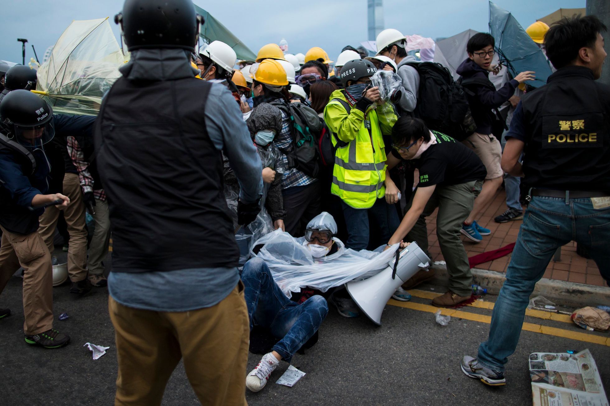 Střety demonstrantů s policisty v Hongkongu - 1. prosince