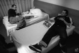 Banská Bystrica, Návrat Králů. MC Kato a DJ Maro čekají na pokoji na potvrzení, že organizátor zaplatil za koncert. Bez toho by nemohli hrát.