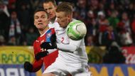 Niki Zimling se snaží ošálit české soupeře v souboji o balón.