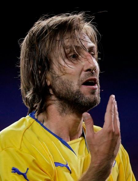 Kamil Kosowski z APOELu Nikosia nechápe, jak mohl neproměnit šanci.