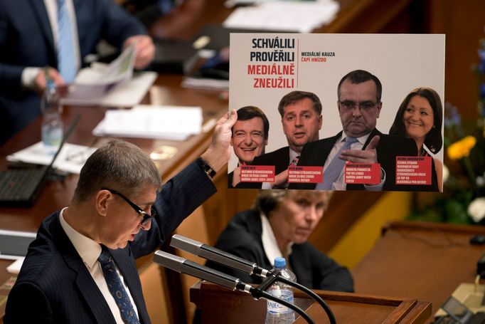 Babiš ve Sněmovně vysvětluje Čapí hnízdo.