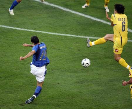 Itálie - Ukrajina: Zambrotta dává gól
