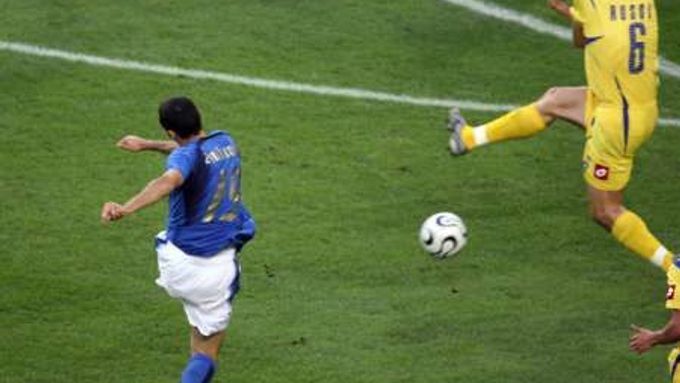 Ital Gianluca Zambrotta (v modrém) dává gól při utkání s Ukrajinou.