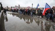 První protest začal pochodem tisíců lidí z Hradčan přes Karlův most do centra města.