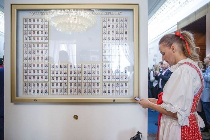 Výstava krojů v poslanecké sněmovně, na kterou dorazili někteří poslanci a poslankyně v krojích