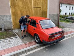 Fanoušek Jarda obhlíží stodvacítku doktora Skružného.