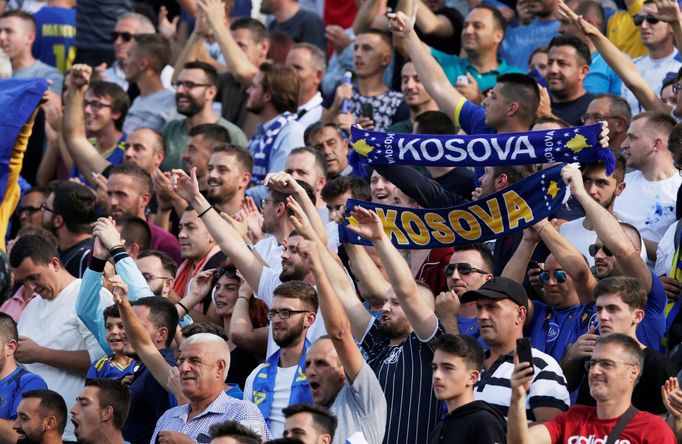 Fanoušci Kosova před před zápasem kvalifikace ME 2020 Kosovo - Česko.