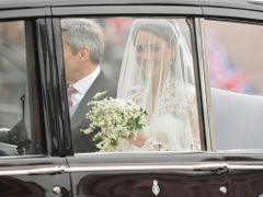 Kate na cestě na svatební obřad, v doprovodu svého otce 